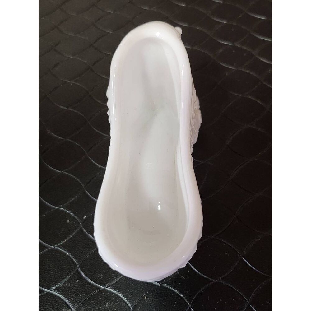 Fenton White Milk Glass Daisy and Button Cat-Head Shoe - Picture 5 of 9